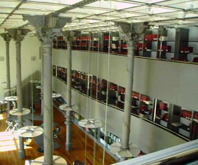 Veduta dall'alto della sala della biblioteca