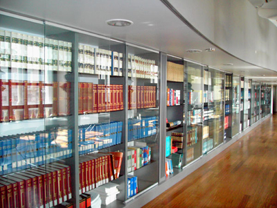 Le librerie della sala della biblioteca
