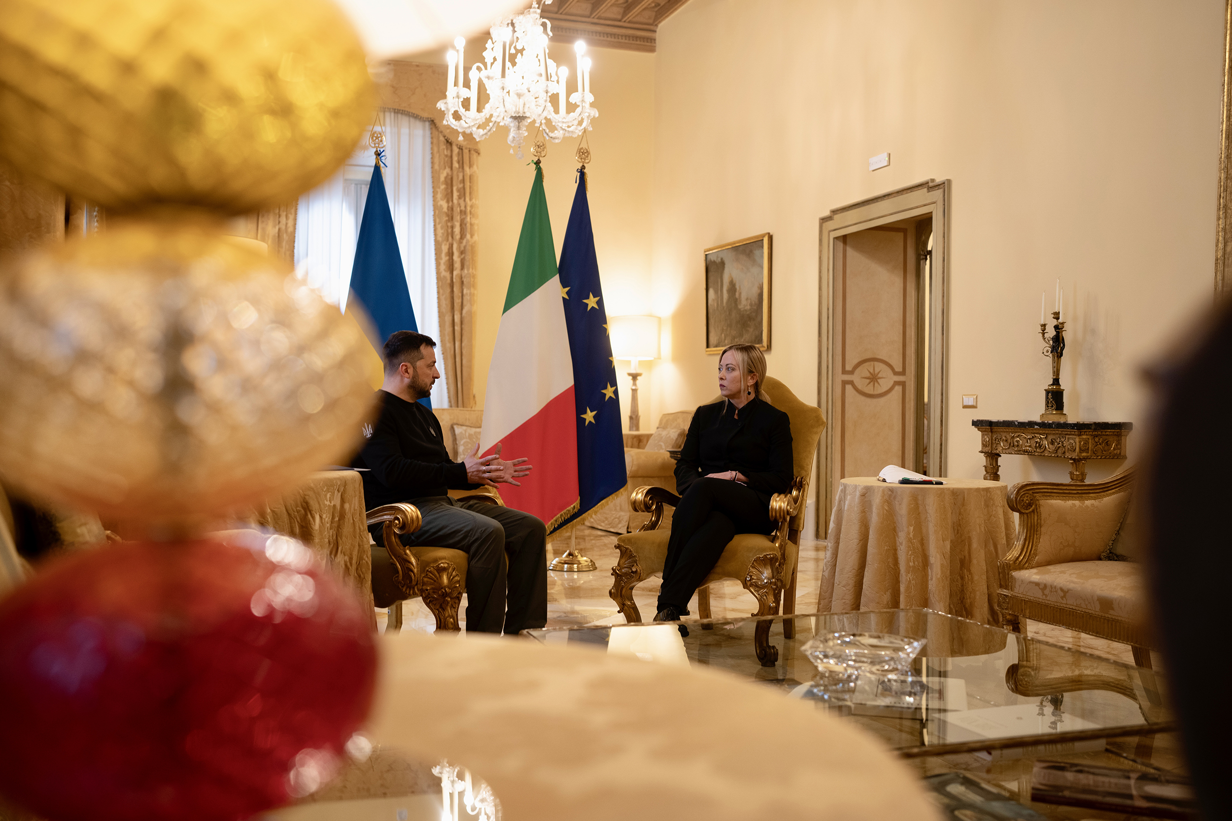 Meloni, gelo con Macron poi colloquio con Zelensky: ribadito sostegno  dell'Italia all'Ucraina