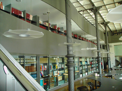 Veduta delle librerie a scaffale aperto della sala della biblioteca