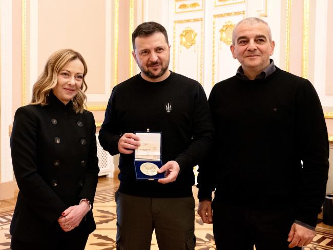 President Meloni gives President Zelensky medal dedicated to 'Two Years of Ukrainian Resistance'