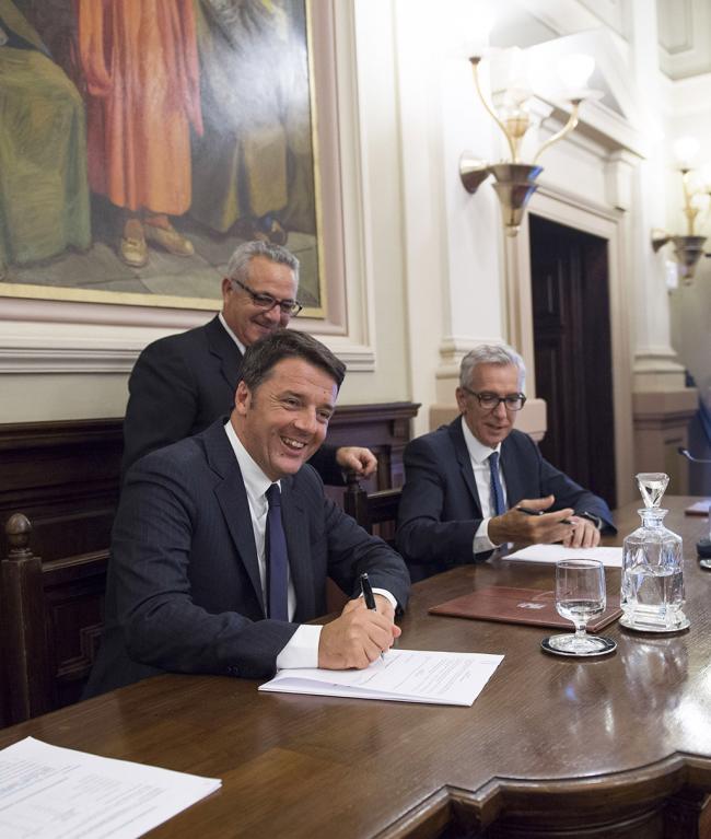 Renzi firma il Patto per il Sud con la Sardegna