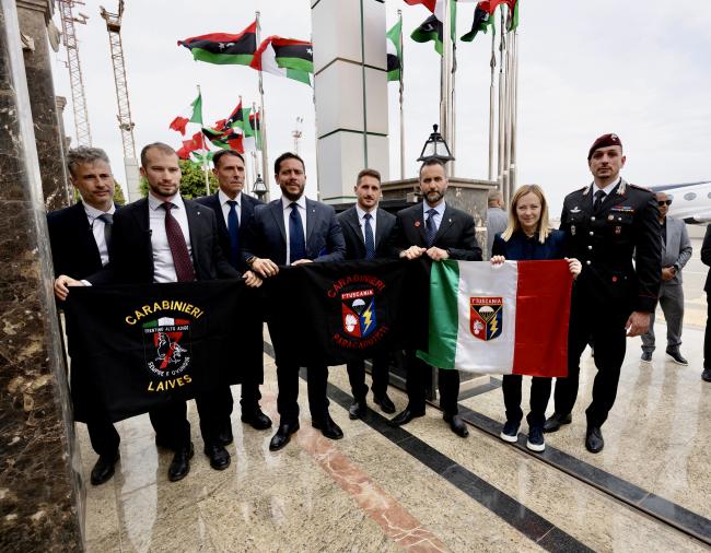 Il Presidente Meloni con alcuni Carabinieri a Tripoli