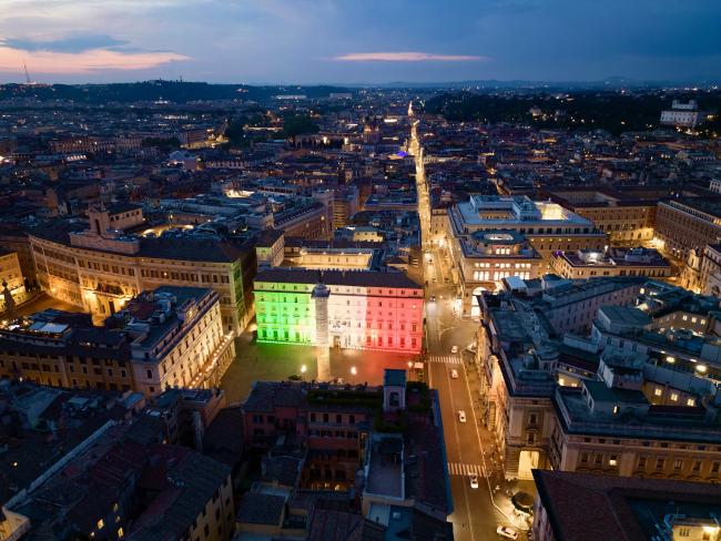 Festa della Repubblica, il Tricolore illumina la facciata di Palazzo Chigi