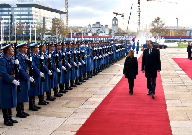 Il Presidente Meloni e il Presidente Vučić durante la cerimonia di accoglienza