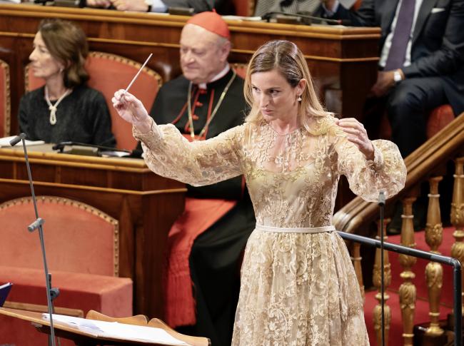 Il maestro Beatrice Venezi dirige l'orchestra al concerto di Natale al Senato della Repubblica