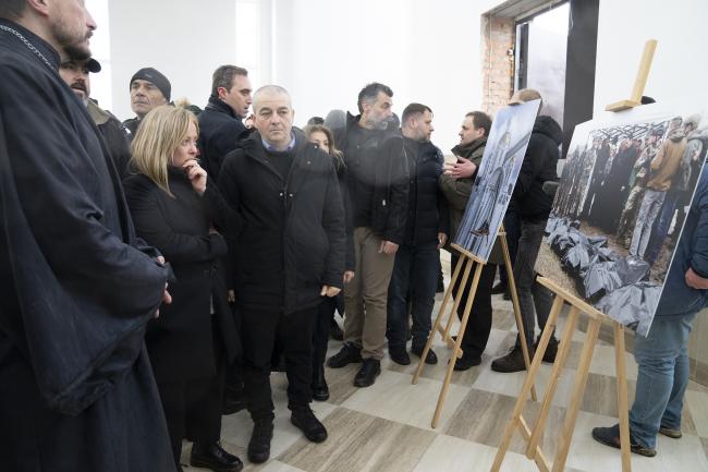 President Meloni visits photo exhibition about the war at St. Andrew’s Orthodox Church in Bucha