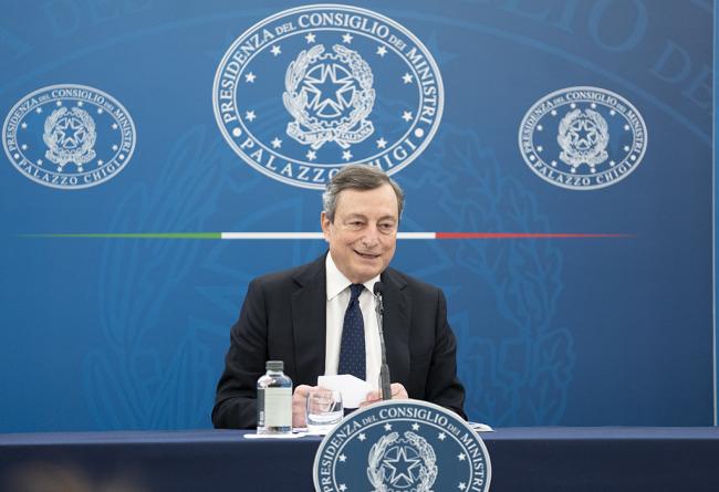 Draghi illustra in conferenza stampa il Decreto Sostegni
