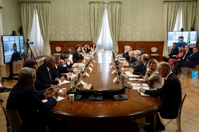 Government-opposition meeting on minimum wage 