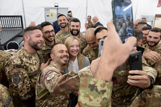 Il Presidente Meloni e il Ministro Crosetto incontrano il personale del Contingente militare italiano di Camp Adaži