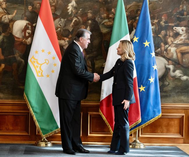 Saluto tra il Presidente Meloni e il Presidente della Repubblica del Tagikistan