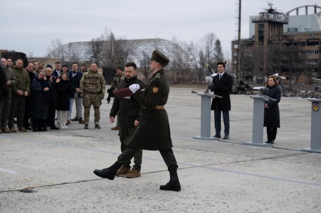Cerimonia di consegna di onorificenze ai difensori dell'aeroporto di Hostomel