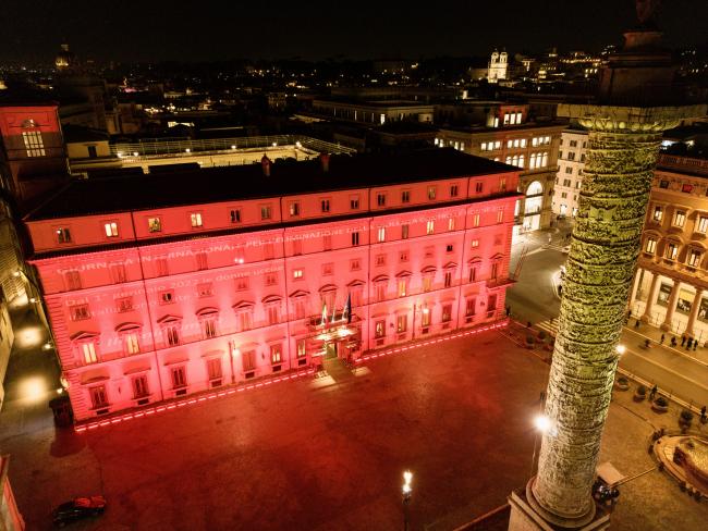 Giornata internazionale per l'eliminazione della violenza contro le donne, Palazzo Chigi si illumina di rosso