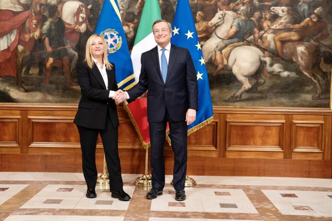 Il Presidente Meloni con il Presidente uscente Draghi nella Sala dei Galeoni