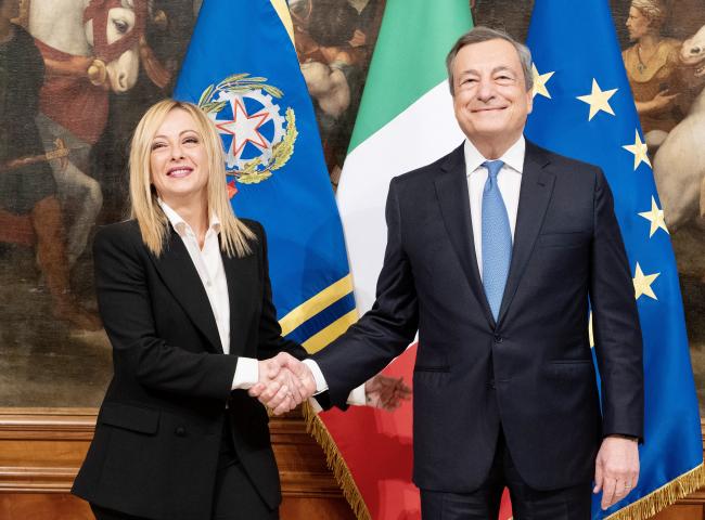 Il Presidente Meloni con il Presidente uscente Draghi nella Sala dei Galeoni