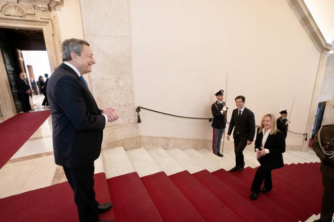 Il Presidente Meloni è accolta dal Presidente uscente Draghi
