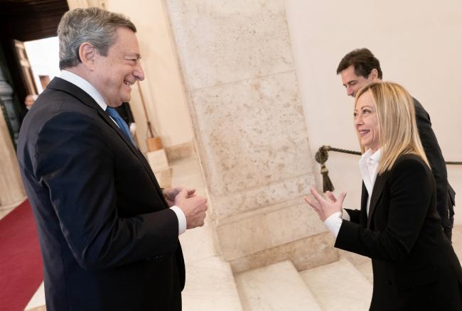 Il Presidente Meloni è accolta dal Presidente uscente Draghi