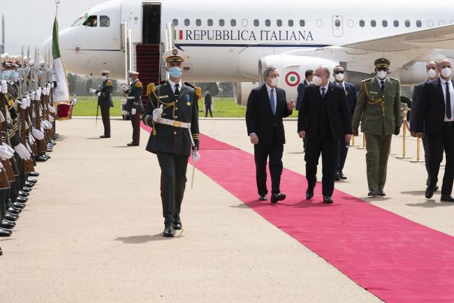 Algiers, Prime Minister Draghi welcomed by Prime Minister Aïmen Benabderrahmane