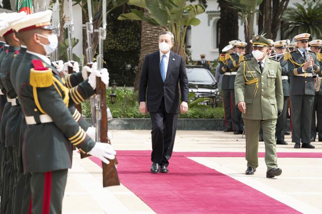 Algiers, PM Draghi receives military honours at the ‘El Mouradia’ Palace