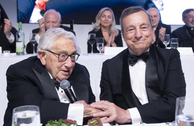 57° Annual Award Dinner, il Presidente Draghi saluta Henry A. Kissinger