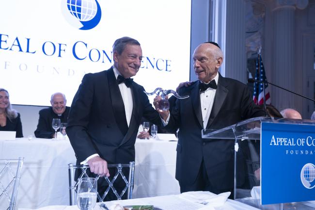 57° Annual Award Dinner, il Presidente Draghi riceve il World Statesman Award 2022 dal Rabbino Arthur Schneier