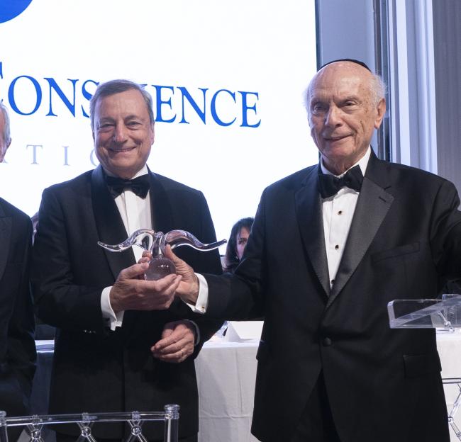 57° Annual Award Dinner, il Presidente Draghi riceve il World Statesman Award 2022 dal Rabbino Arthur Schneier