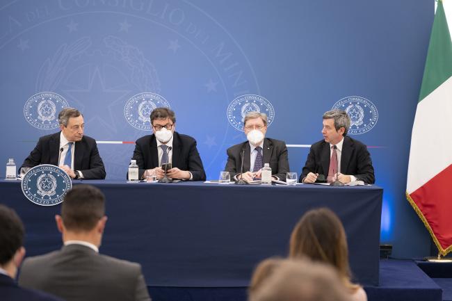 Il Presidente Draghi con i Ministri Giorgetti, Giovannini e Orlando in conferenza stampa