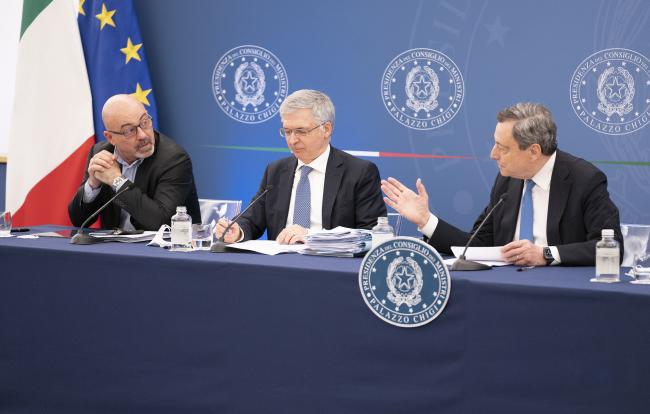 Il Presidente Draghi con i Ministri Cingolani e Franco in conferenza stampa