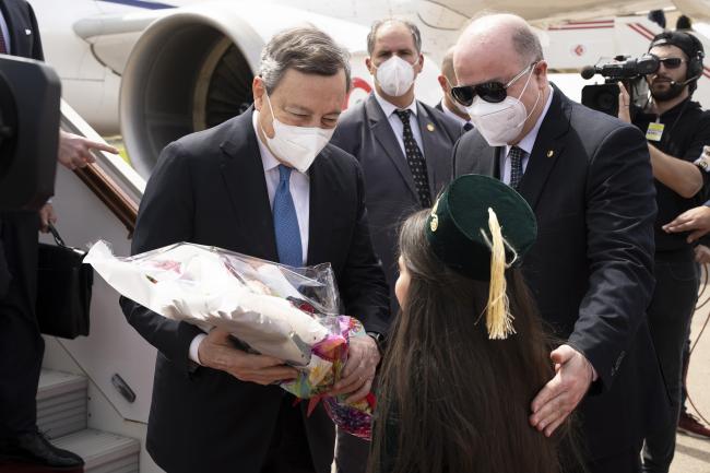 Algeri, il Presidente Draghi è accolto dal Primo Ministro Aïmen Benabderrahmane