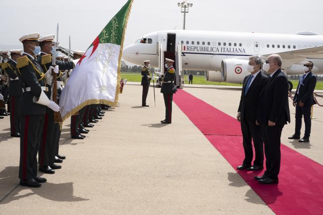 Algeri, il Presidente Draghi è accolto dal Primo Ministro Aïmen Benabderrahmane