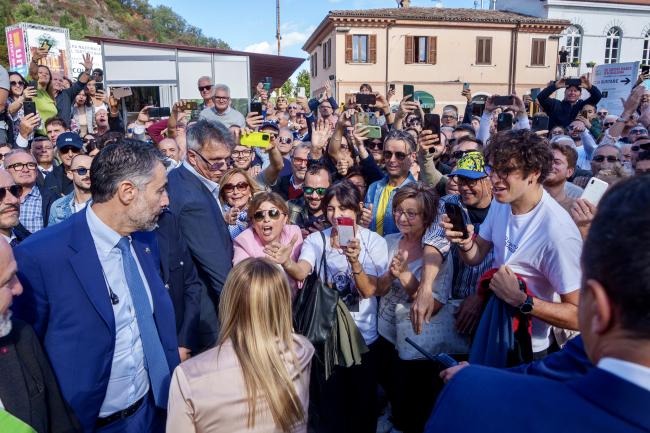 President Meloni greets the citizens of Acqualagna