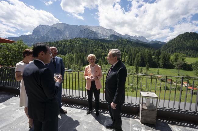 Il Presidente Draghi con il Presidente del Consiglio europeo Michel e la Presidente della Commissione Ue von der Leyen al Vertce G7