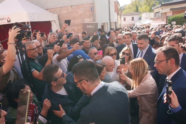 President Meloni greets the citizens of Acqualagna