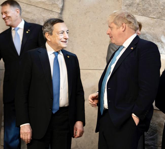 Il Presidente Draghi e il Primo Ministro Johnson al Vertice straordinario della NATO