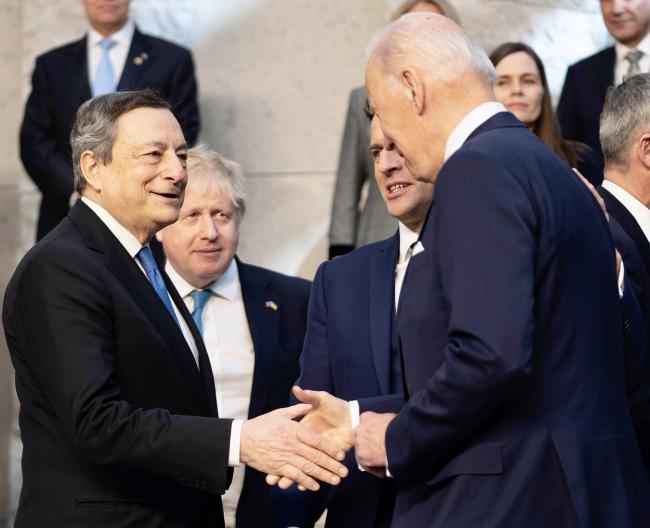 Il Presidente Draghi e il Presidente Biden al Vertice straordinario della NATO