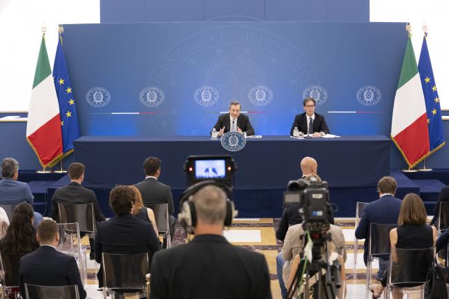 Il Presidente Draghi e il Sottosegretario Garofoli in conferenza stampa al termine del Consiglio dei Ministri