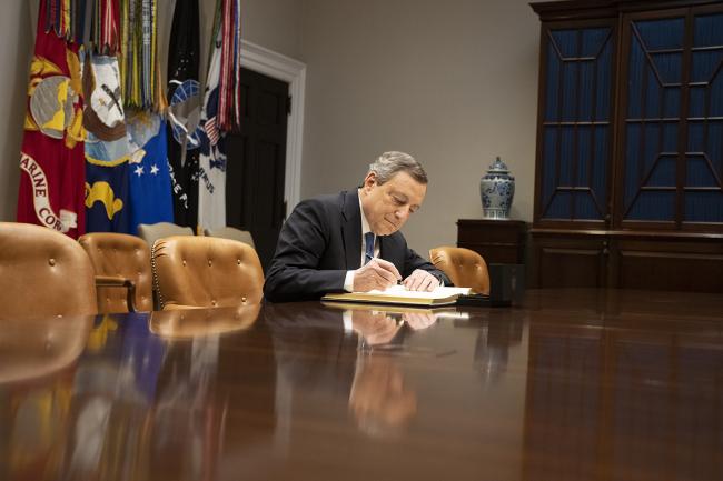 Il Presidente Draghi firma il Libro d'onore della Casa Bianca