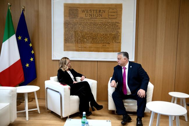 Consiglio europeo, incontro Meloni - Orbán