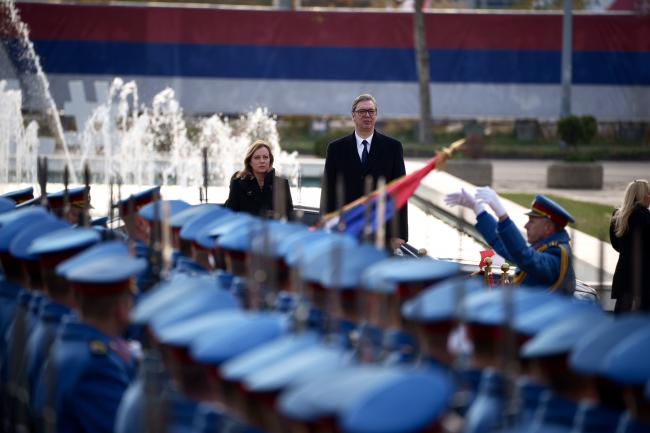 Il Presidente Meloni e il Presidente Vučić durante la cerimonia di accoglienza